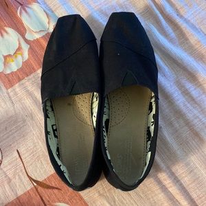 black toms shoes